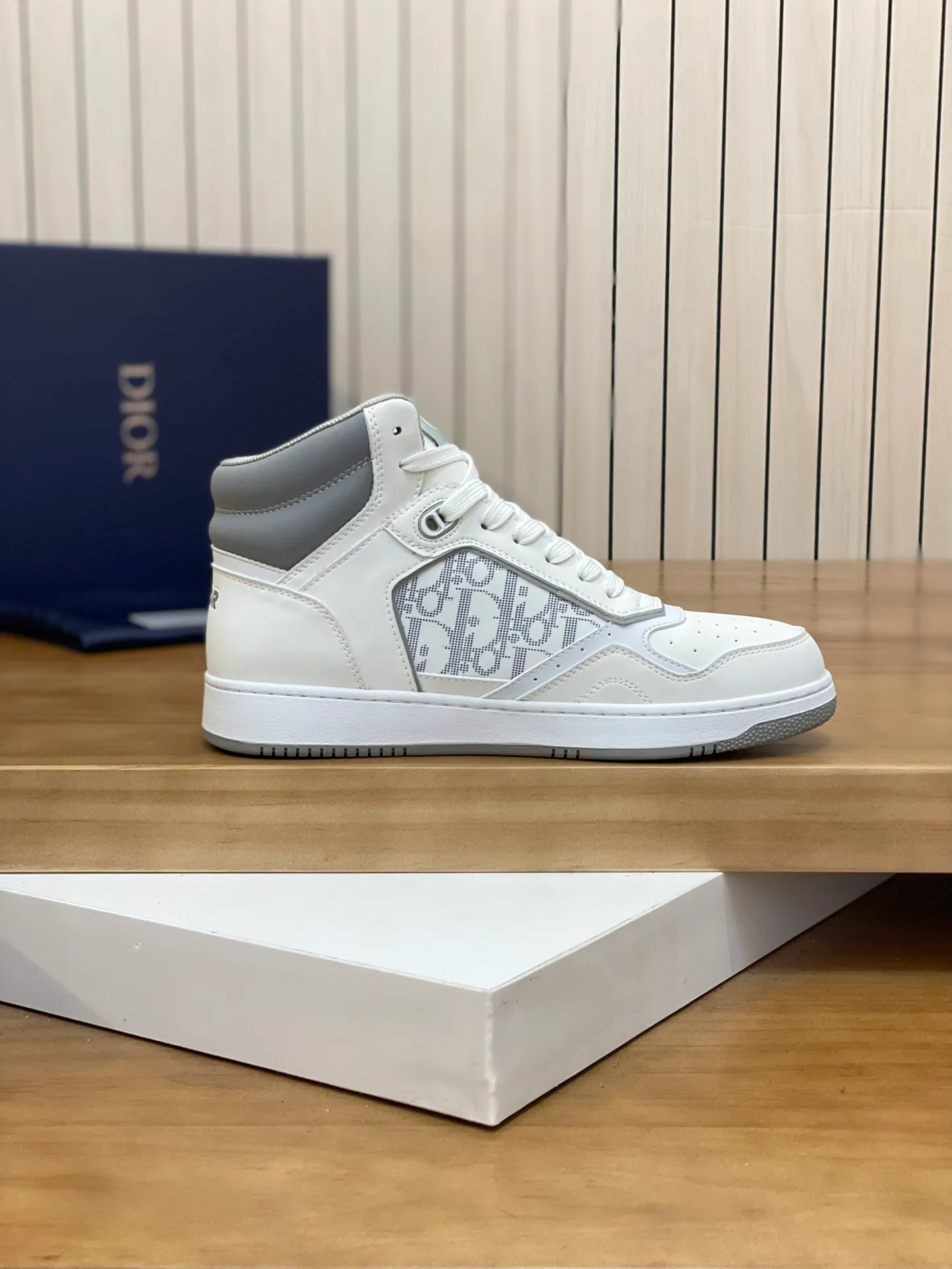 Men's shoes: 💰P460¥ Product trademark: Dior* "Dior*" high-top casual shoes Regular size: 38-44 (can be customized to 45.46) Product materials: Upper imported cowhide stitched with original fabric, breathable lining, original outsole. Number: 1006